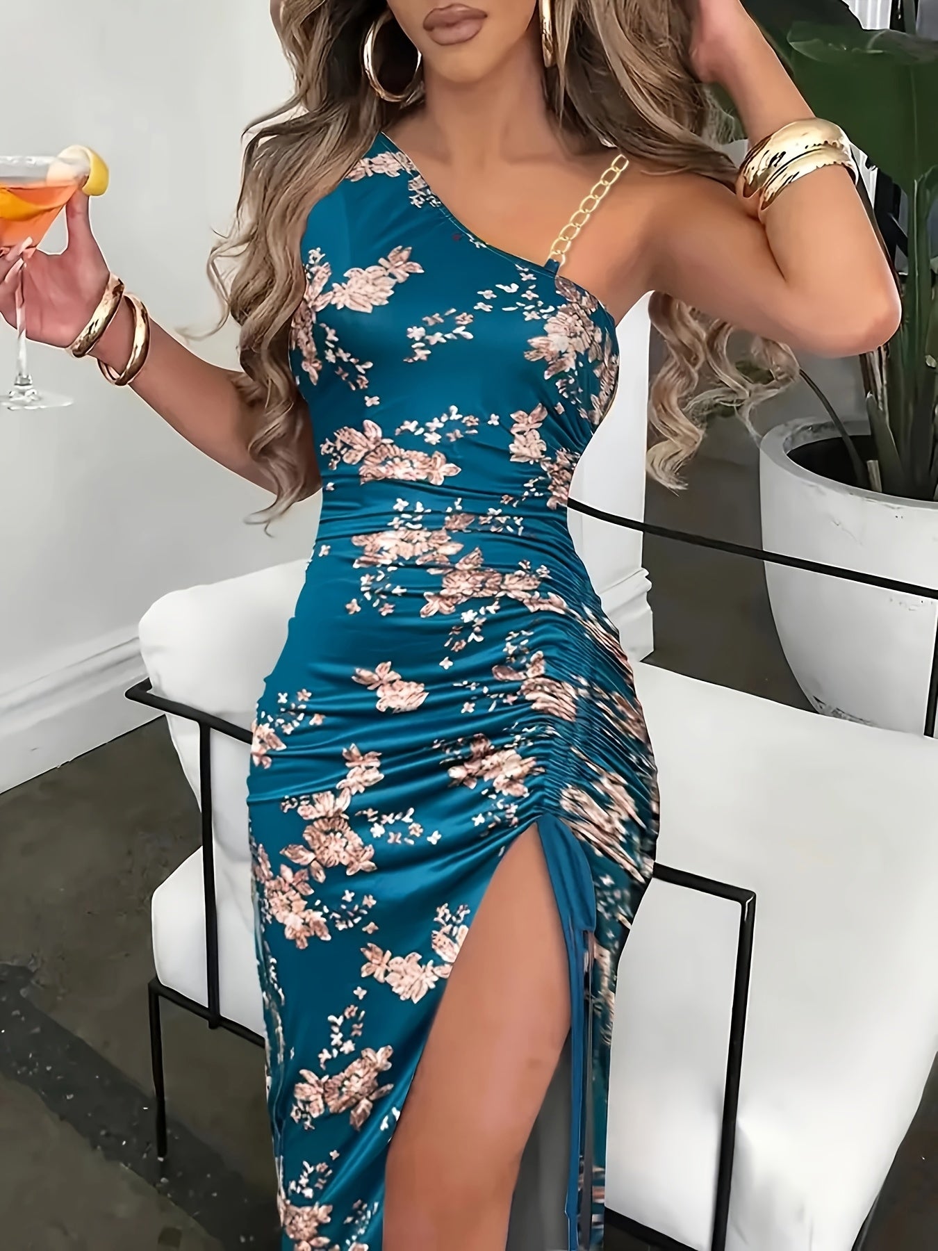 Elegant Western-Style Printed Dress with Metallic Chain Drawstring, a Light Evening Gown for The Spring And Summer of 2025, Featuring Sexy Women'S Fashion.
